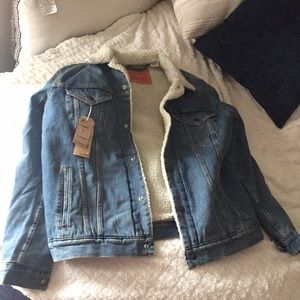 Men’s Levi’s Sherpa lined trucker jacket premium.